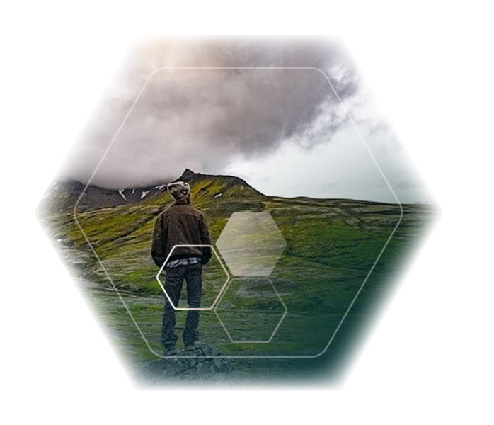 Photo man standing in front of field felling free