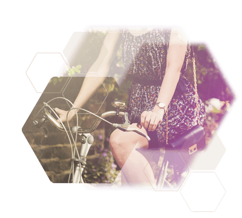 Foto Frau mit glatten Beinen fährt Rad